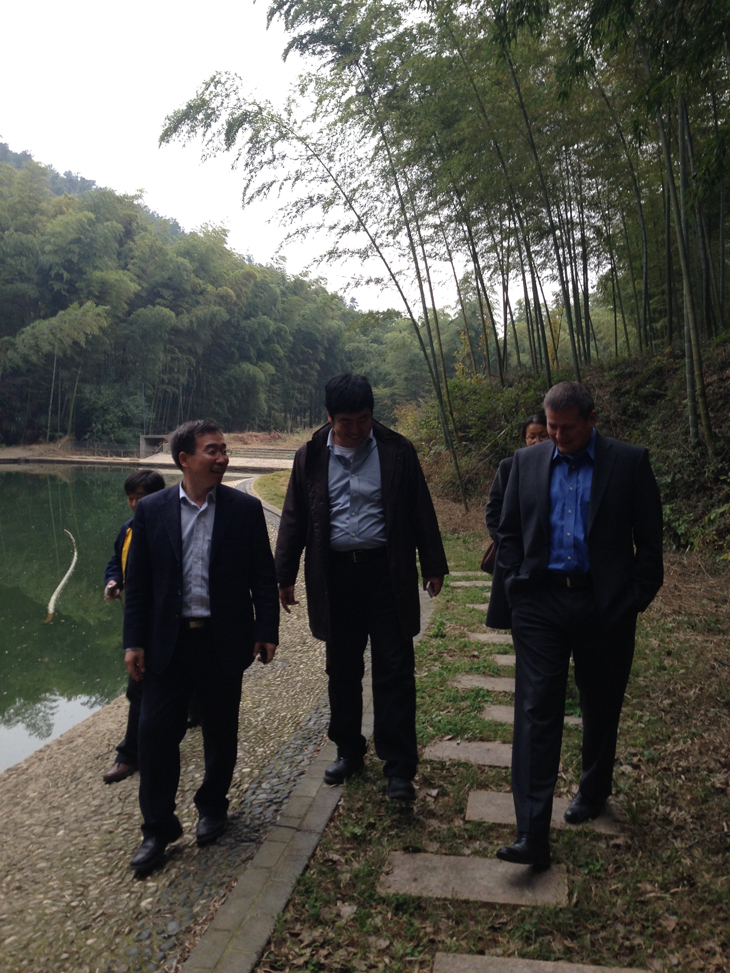 GE石油LNG集團(tuán)代表與丁總一起漫步竹海